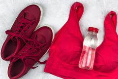 Soutien-gorge d'espadrilles et bouteille de l'eau Image libre de droits Soutien-gorge d'espadrilles et bouteille de l'eau Image libre de droits