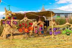 Souvenir de roseau sur le lac de flottement Titicaca d'îles, Amérique du Sud. photographie stock Souvenir de roseau sur le lac de flottement Titicaca d'îles, Amérique du Sud. photographie stock