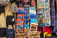 Souvenirladen in Cefalu in Sizilien, Italien Lizenzfreies Stockfoto Souvenirladen in Cefalu in Sizilien, Italien Lizenzfreies Stockfoto