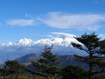 Sova buddha den väldiga kanchenjungaen från sandakphuen västra bengal Indien i vintermorgnar royaltyfria foton Sova buddha den väldiga kanchenjungaen från sandakphuen västra bengal Indien i vintermorgnar royaltyfria foton
