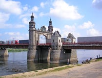 SOVETSK,俄罗斯 卡车的运动沿女王路易丝的桥梁的 晴朗蓝色日房子加里宁格勒地区屋顶俄国的夏天 免版税库存照片 SOVETSK,俄罗斯 卡车的运动沿女王路易丝的桥梁的 晴朗蓝色日房子加里宁格勒地区屋顶俄国的夏天 免版税库存照片