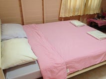 Sovrum i thailändsk semesterortstil arkivbilder Sovrum i thailändsk semesterortstil arkivbilder