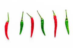 Soße mit des grünen und roten Paprikas auf weißem Draufsichtspott des Küchentischhintergrundes kochen Pfeffer oben Lizenzfreies Stockfoto Soße mit des grünen und roten Paprikas auf weißem Draufsichtspott des Küchentischhintergrundes kochen Pfeffer oben Lizenzfreies Stockfoto