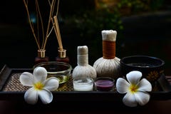Spa fot och för massagekompress för hand thai bollar, växt- boll på det trä med behandlingbrunnsorten, royaltyfri fotografi Spa fot och för massagekompress för hand thai bollar, växt- boll på det trä med behandlingbrunnsorten, royaltyfri fotografi