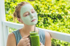 Spa kvinna som applicerar den gröna leramaskeringen för ansiktsbehandling Skönhetbehandlingar Fr royaltyfria bilder Spa kvinna som applicerar den gröna leramaskeringen för ansiktsbehandling Skönhetbehandlingar Fr royaltyfria bilder