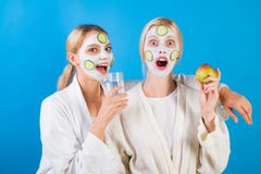 spa wellness Systrar f?r flickav?nner som g?r lera den ansikts- maskeringen Anti-?ldermaskering H?rligt stag Hudomsorg f?r alla ? arkivfoton spa wellness Systrar f?r flickav?nner som g?r lera den ansikts- maskeringen Anti-?ldermaskering H?rligt stag Hudomsorg f?r alla ? arkivfoton