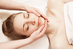 SPA Απόλαυση γυναικών αντι-που γερνά το του προσώπου μασάζ στοκ εικόνες με δικαίωμα ελεύθερης χρήσης SPA Απόλαυση γυναικών αντι-που γερνά το του προσώπου μασάζ στοκ εικόνες με δικαίωμα ελεύθερης χρήσης