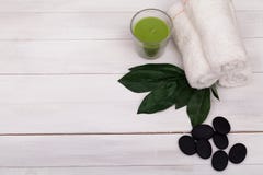 SPA και μασάζ που θέτουν με τα frangipany λουλούδια για τις υγιείς επεξεργασίες στο υπόβαθρο φύσης άνοιξης ή καλοκαιριού στοκ εικόνα με δικαίωμα ελεύθερης χρήσης SPA και μασάζ που θέτουν με τα frangipany λουλούδια για τις υγιείς επεξεργασίες στο υπόβαθρο φύσης άνοιξης ή καλοκαιριού στοκ εικόνα με δικαίωμα ελεύθερης χρήσης