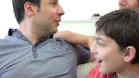Spaanse Familiezitting op Sofa Talking Together stock footage Spaanse Familiezitting op Sofa Talking Together stock footage