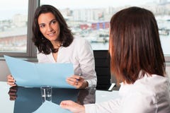 Spaanse onderneemster die een positieve evaluatie van een werknemer maken royalty-vrije stock foto Spaanse onderneemster die een positieve evaluatie van een werknemer maken royalty-vrije stock foto
