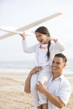 Spaanse vader en dochter die pret op strand hebben stock fotografie Spaanse vader en dochter die pret op strand hebben stock fotografie