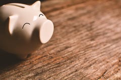 Spaarvarken met geld op zwarte achtergrond royalty-vrije stock afbeeldingen Spaarvarken met geld op zwarte achtergrond royalty-vrije stock afbeeldingen