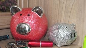 spaarvarken, sleutels en lippenstift royalty-vrije stock afbeelding spaarvarken, sleutels en lippenstift royalty-vrije stock afbeelding