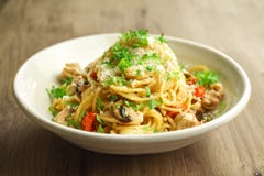 Spagetti одно макаронные изделия бака с цыпленком, грибами и шалотами в сметанообразном соусе стоковая фотография Spagetti одно макаронные изделия бака с цыпленком, грибами и шалотами в сметанообразном соусе стоковая фотография