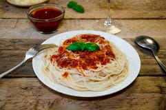 Spagettipasta med tomatsås, ost och basilika på trätabellen traditionell matitalienare royaltyfri fotografi Spagettipasta med tomatsås, ost och basilika på trätabellen traditionell matitalienare royaltyfri fotografi