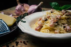 Spaghetti Carbonara Makaronu alla carbonara z kremowym kumberlandem, bekonem i pieprzem na białym talerzu, fotografia royalty free Spaghetti Carbonara Makaronu alla carbonara z kremowym kumberlandem, bekonem i pieprzem na białym talerzu, fotografia royalty free