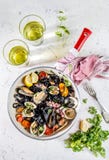 Spaghetti casalinghi della pasta del nero dei frutti di mare con il vongole del polipo delle cozze delle vongole in pentola con v fotografia stock Spaghetti casalinghi della pasta del nero dei frutti di mare con il vongole del polipo delle cozze delle vongole in pentola con v fotografia stock