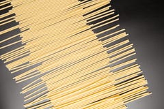 Spaghetti Italiaanse deegwaren Droge deegwaren op zwarte achtergrond stock foto's Spaghetti Italiaanse deegwaren Droge deegwaren op zwarte achtergrond stock foto's