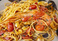 Spaghetti met zeevruchten en verse tomaat Traditioneel Italiaans voedsel royalty-vrije stock afbeeldingen Spaghetti met zeevruchten en verse tomaat Traditioneel Italiaans voedsel royalty-vrije stock afbeeldingen