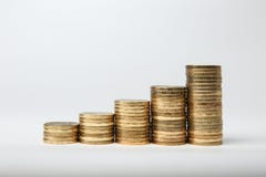 Spalten von den Goldm?nzen lokalisiert auf wei?em Hintergrund lizenzfreie stockfotografie Spalten von den Goldm?nzen lokalisiert auf wei?em Hintergrund lizenzfreie stockfotografie