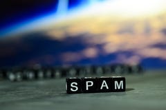 Spam sur les blocs en bois Image traitée par croix avec le fond de bokeh images libres de droits Spam sur les blocs en bois Image traitée par croix avec le fond de bokeh images libres de droits