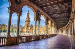 Spanien kvadrerar, Plaza de Espana, Seville, Spanien Sikt från farstubron arkivbild Spanien kvadrerar, Plaza de Espana, Seville, Spanien Sikt från farstubron arkivbild