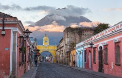 Spanische kolonialarchitektur Santa Catalina Arch Agua Volcano Antigua Guatemala lizenzfreies stockfoto Spanische kolonialarchitektur Santa Catalina Arch Agua Volcano Antigua Guatemala lizenzfreies stockfoto
