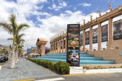 Spanje, Canarische Eilanden, Tenerife, Las Amerika - 17 Mei, 2018: Hardrockkoffie in Tenerife Straat in Playa DE las Amerika op T royalty-vrije stock afbeeldingen Spanje, Canarische Eilanden, Tenerife, Las Amerika - 17 Mei, 2018: Hardrockkoffie in Tenerife Straat in Playa DE las Amerika op T royalty-vrije stock afbeeldingen