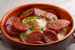 Spanska tapas med potatisar och chorizoen royaltyfria foton Spanska tapas med potatisar och chorizoen royaltyfria foton