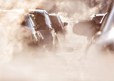 Spara jorden, förorening av miljön vid brännbar gas av en bil, trafikstockning fotografering för bildbyråer Spara jorden, förorening av miljön vid brännbar gas av en bil, trafikstockning fotografering för bildbyråer