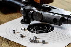 sparando, arma pneumatica con lo schermo e fucile da caccia allo shooti fotografie stock sparando, arma pneumatica con lo schermo e fucile da caccia allo shooti fotografie stock