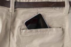 spartphone digital en pantalones de las personas o bolsillo trasero de los vaqueros, comunicaci?n moderna y conexiones a internet imagen de archivo libre de regalías spartphone digital en pantalones de las personas o bolsillo trasero de los vaqueros, comunicaci?n moderna y conexiones a internet imagen de archivo libre de regalías