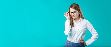spazio in bianco per annunciare Giovane mentore caucasico della vettura dell'insegnante della lavoratrice del ritratto nel capo b immagine stock spazio in bianco per annunciare Giovane mentore caucasico della vettura dell'insegnante della lavoratrice del ritratto nel capo b immagine stock