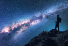 Spazio, Via Lattea, siluetta di una donna con lo zaino fotografie stock Spazio, Via Lattea, siluetta di una donna con lo zaino fotografie stock