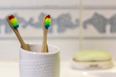 Spazzolini da denti di bambù ecologici sul bagno immagini stock Spazzolini da denti di bambù ecologici sul bagno immagini stock