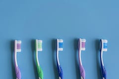Spazzolini da denti su fondo blu Composizione piana in disposizione con gli spazzolini da denti manuali di spazzolini da denti co fotografie stock libere da diritti Spazzolini da denti su fondo blu Composizione piana in disposizione con gli spazzolini da denti manuali di spazzolini da denti co fotografie stock libere da diritti