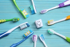 Spazzolino da denti dello spazzolino da denti sulla tavola di legno Vista superiore Fotografia Stock Libera da Diritti Spazzolino da denti dello spazzolino da denti sulla tavola di legno Vista superiore Fotografia Stock Libera da Diritti