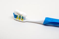 Spazzolino da denti elettrico con dentifricio in pasta su fotografia stock Spazzolino da denti elettrico con dentifricio in pasta su fotografia stock