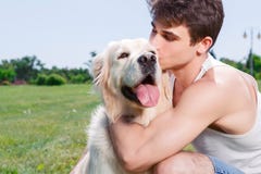 Spaß mit einem Hund haben lizenzfreie stockbilder Spaß mit einem Hund haben lizenzfreie stockbilder