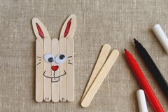 Spaß-Osterhase gemacht von den hölzernen Stöcken und von den Filzstiften auf rauem Segeltuch lizenzfreies stockfoto Spaß-Osterhase gemacht von den hölzernen Stöcken und von den Filzstiften auf rauem Segeltuch lizenzfreies stockfoto