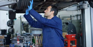 Specjalisty auto mechanik w samochodowej usługa, naprawy samochód, robi przekazowi i toczy Pojęcie: naprawa maszyny, usterek di zdjęcia royalty free Specjalisty auto mechanik w samochodowej usługa, naprawy samochód, robi przekazowi i toczy Pojęcie: naprawa maszyny, usterek di zdjęcia royalty free