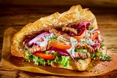Specjalności doner Turecki kebab na pita chlebie zdjęcie stock Specjalności doner Turecki kebab na pita chlebie zdjęcie stock