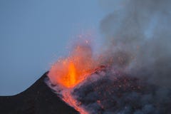 Spectaculaire Volcano Etna-uitbarsting, Sicilië, Italië royalty-vrije stock afbeelding Spectaculaire Volcano Etna-uitbarsting, Sicilië, Italië royalty-vrije stock afbeelding