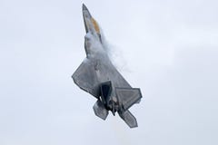 Spectacular high G-turn by a F-22 Raptor Royalty Free Stock Images Spectacular high G-turn by a F-22 Raptor Royalty Free Stock Images