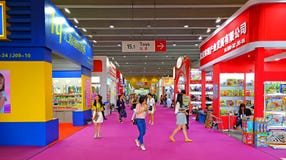 Speelgoedpavillions bij kantonmarkt 2014, China stock foto Speelgoedpavillions bij kantonmarkt 2014, China stock foto