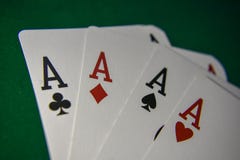 Speelkaarten op een pooklijst Vier van een Soort royalty-vrije stock foto Speelkaarten op een pooklijst Vier van een Soort royalty-vrije stock foto