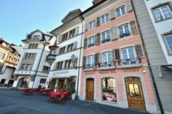 Speisen im Freien in der Schweizer Gemeinde der Luzerne lizenzfreie stockbilder Speisen im Freien in der Schweizer Gemeinde der Luzerne lizenzfreie stockbilder