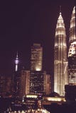 Spektakularny nocy miasta widok Kuala Lumpur sławni drapacze chmur, Malezja Biznesowa metropolia nowoczesne budynku biura Luksuso Obraz Stock Spektakularny nocy miasta widok Kuala Lumpur sławni drapacze chmur, Malezja Biznesowa metropolia nowoczesne budynku biura Luksuso Obraz Stock