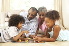 Spel van de Raad van de familie het Speel thuis stock fotografie Spel van de Raad van de familie het Speel thuis stock fotografie