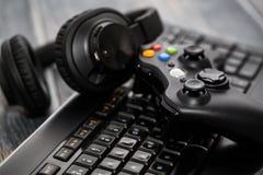 Spela den modiga lekvideoen på tv eller bildskärm Gamerbegrepp arkivbilder Spela den modiga lekvideoen på tv eller bildskärm Gamerbegrepp arkivbilder